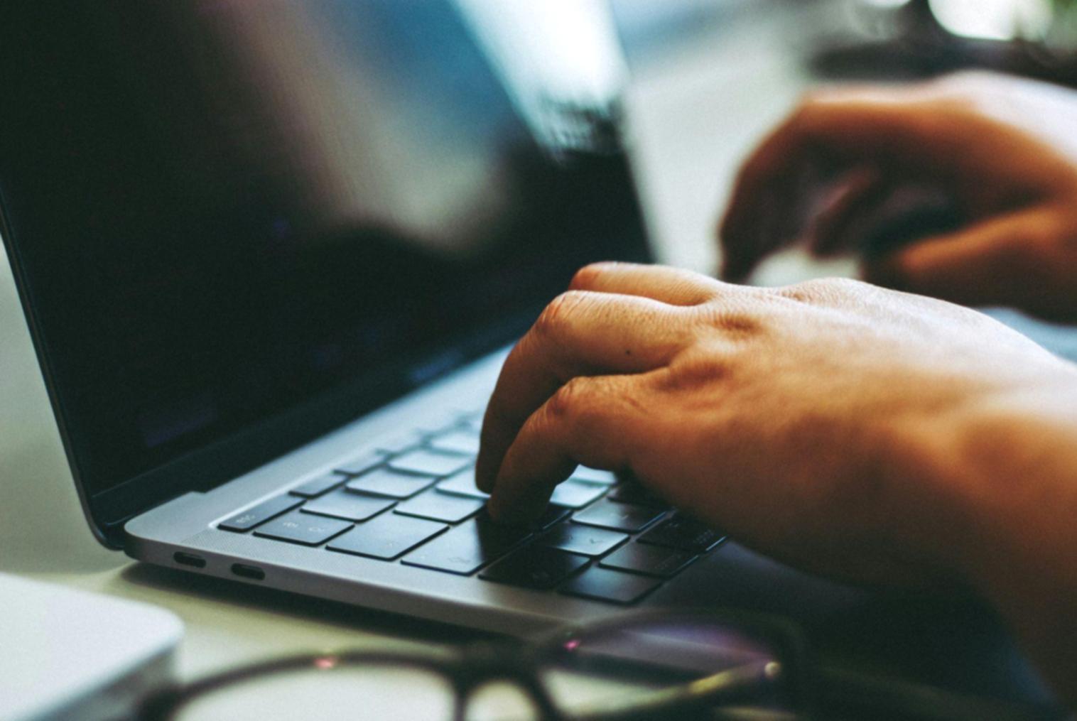 Profesionales analizando datos financieros en sesión de formación