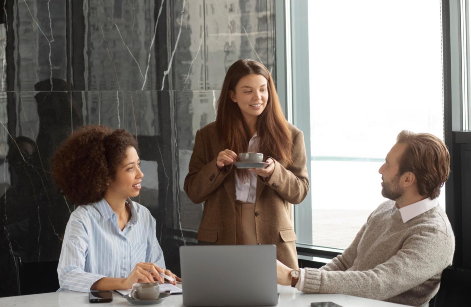 Sesión colaborativa de análisis financiero entre empresarios